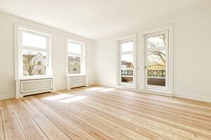 BILD_6134827-6ndfs33CPunEvpE7UPLBoR6e-Endetage_Alte Rabenstrasse_26_20148_Hamburg_Zimmer_Balkon_3192exp.jpg