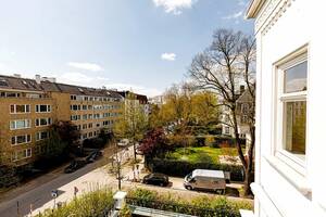 BILD_6134827-hJKq663eYnUHWLAQXNpMYjG2-Endetage_Alte Rabenstrasse_26_20148_Hamburg_Blick auf die Strasse_3.jpg