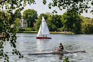 BILD_5302433-vK6NTu2ZDxExbZj6rcidyXAp-Alster_Harvestehude, Alsterblick Segelboot und Ruderboot.exp.jpg