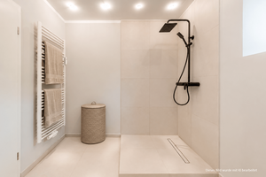 BILD_5417683-U2x8ttaf4JV2JGRbGer32pQb-Badezimmer KI.png